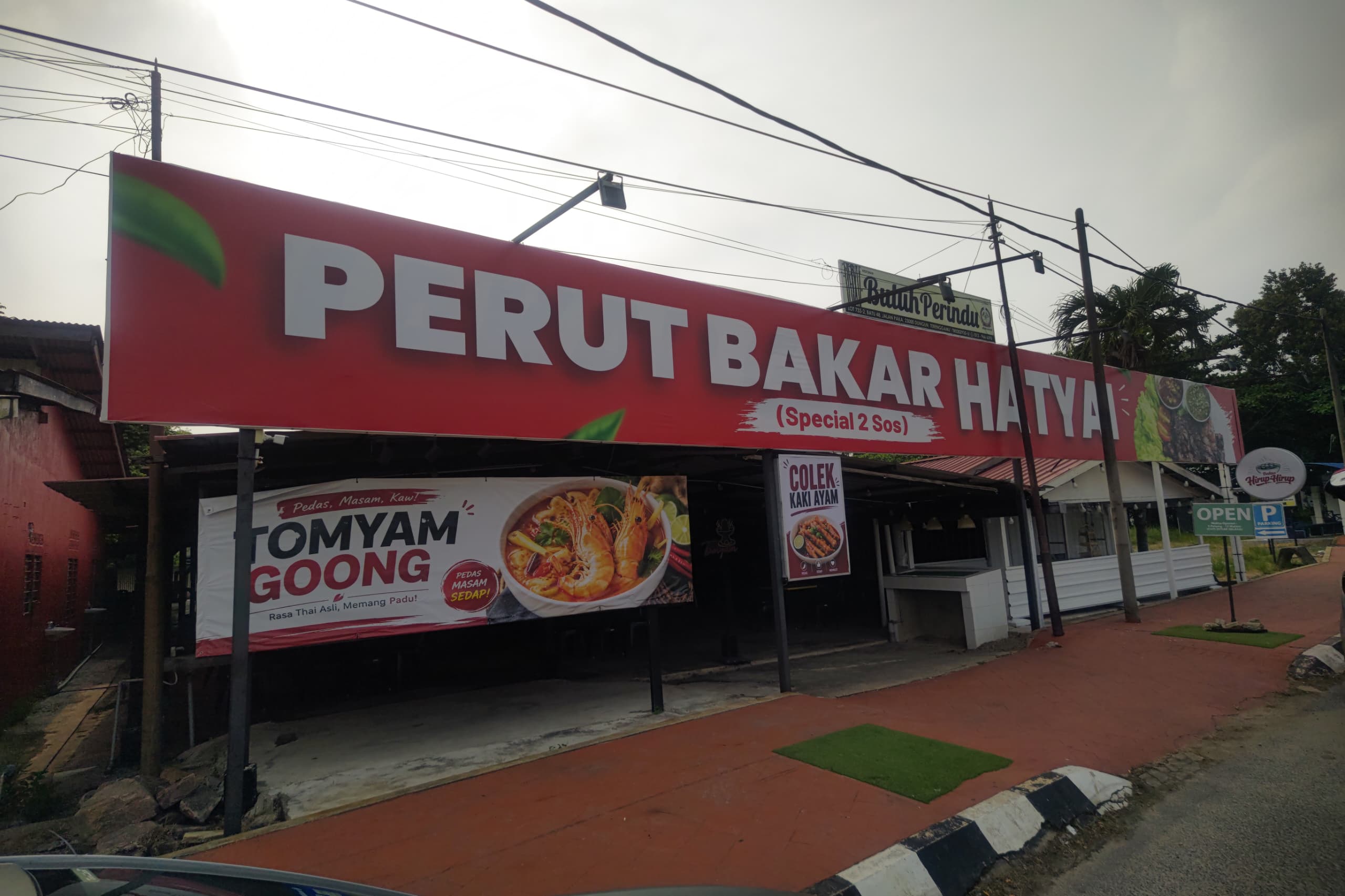 Skrin iklan komuniti LOOKaL dalam ruang premis